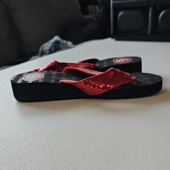NWOT San Francisco 49ers Vibrant Red Women Sequin Flip-Flops - Picture 4 of 6
